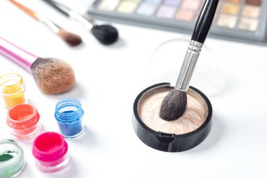 Dudaklar, gözler, yanaklar ve yüz makyaj fırçaları ve el fırçaları için makyaj seti 