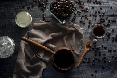 Kahvaltı ya da atıştırmalık bir fincan kahve ve taze kahve çekirdekli kahve makinesi tatlı kurabiyeler çikolata ve çeşitli kekler. 