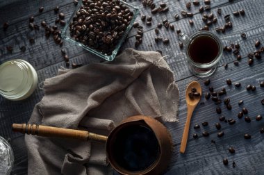 Kahvaltı ya da atıştırmalık bir fincan kahve ve taze kahve çekirdekli kahve makinesi tatlı kurabiyeler çikolata ve çeşitli kekler. 