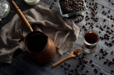 Kahvaltı ya da atıştırmalık bir fincan kahve ve taze kahve çekirdekli kahve makinesi tatlı kurabiyeler çikolata ve çeşitli kekler. 