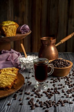 Kahvaltı ya da atıştırmalık bir fincan kahve ve taze kahve çekirdekli kahve makinesi tatlı kurabiyeler çikolata ve çeşitli kekler. 