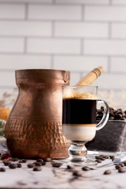 Kahvaltı ya da atıştırmalık bir fincan kahve ve taze kahve çekirdekli kahve makinesi tatlı kurabiyeler çikolata ve çeşitli kekler. 