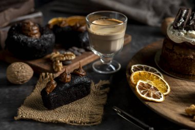 Pasta şefi çalışıyor. Elleri, kurabiyeleri, çikolatalı kekleri ve kremalı meyveleriyle. 