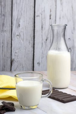 Kahvaltı ya da aperatif olarak bir bardak sütlü çay ile alfajore Madeleines tatlı kurabiyeler çikolata taze meyveler ve çeşitli kekler. 