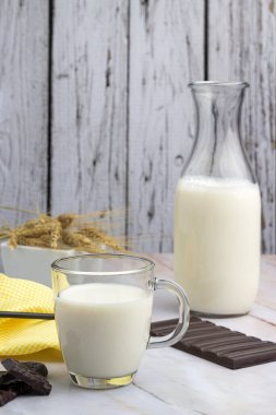 Kahvaltı ya da aperatif olarak bir bardak sütlü çay ile alfajore Madeleines tatlı kurabiyeler çikolata taze meyveler ve çeşitli kekler. 