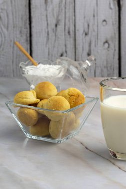 Kahvaltı ya da aperatif olarak bir bardak sütlü çay ile alfajore Madeleines tatlı kurabiyeler çikolata taze meyveler ve çeşitli kekler. 