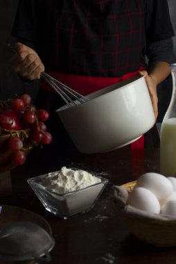 Puding ve portakal dilimli meyveli pasta limon kırmızı puding çikolata soslu krema 