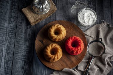 Puding ve portakal dilimli meyveli pasta limon kırmızı puding çikolata soslu krema 
