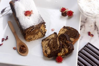 Puding ve portakal dilimli meyveli pasta limon kırmızı puding çikolata soslu krema 