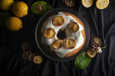 Puding ve portakal dilimli meyveli pasta limon kırmızı puding çikolata soslu krema 