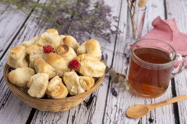Hamburger, sandviç, patates kızartması, kır ekmeği ve çeşitli fırınlanmış ürünler için ekmeği hamburgerle birlikte buğday unu ve tam buğday unundan yaptım.. 