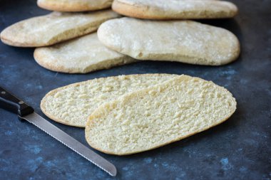 Hamburger, sandviç, patates kızartması, kır ekmeği ve çeşitli fırınlanmış ürünler için ekmeği hamburgerle birlikte buğday unu ve tam buğday unundan yaptım.. 