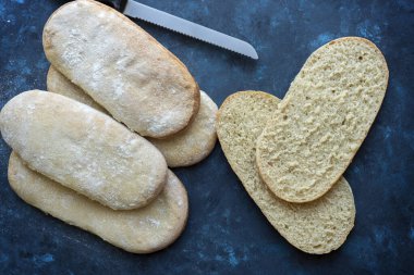 Hamburger, sandviç, patates kızartması, kır ekmeği ve çeşitli fırınlanmış ürünler için ekmeği hamburgerle birlikte buğday unu ve tam buğday unundan yaptım.. 