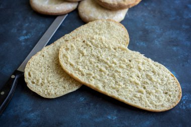 Hamburger, sandviç, patates kızartması, kır ekmeği ve çeşitli fırınlanmış ürünler için ekmeği hamburgerle birlikte buğday unu ve tam buğday unundan yaptım.. 
