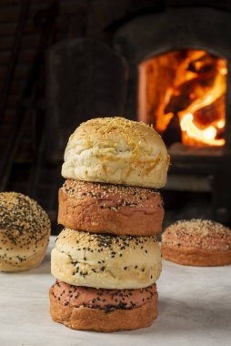 Hamburger, sandviç, patates kızartması, kır ekmeği ve çeşitli fırınlanmış ürünler için ekmeği hamburgerle birlikte buğday unu ve tam buğday unundan yaptım.. 