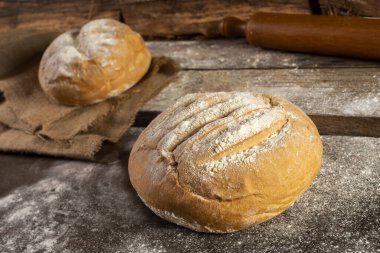 Hamburger, sandviç, patates kızartması, kır ekmeği ve çeşitli fırınlanmış ürünler için ekmeği hamburgerle birlikte buğday unu ve tam buğday unundan yaptım.. 