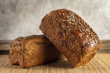 Hamburger, sandviç, patates kızartması, kır ekmeği ve çeşitli fırınlanmış ürünler için ekmeği hamburgerle birlikte buğday unu ve tam buğday unundan yaptım.. 