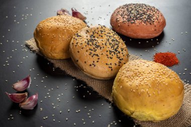 Hamburger, sandviç, patates kızartması, kır ekmeği ve çeşitli fırınlanmış ürünler için ekmeği hamburgerle birlikte buğday unu ve tam buğday unundan yaptım.. 