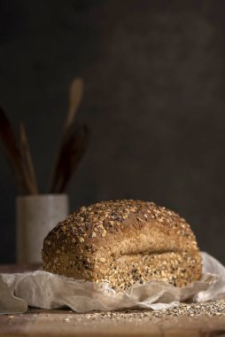 Hamburger, sandviç, patates kızartması, kır ekmeği ve çeşitli fırınlanmış ürünler için ekmeği hamburgerle birlikte buğday unu ve tam buğday unundan yaptım.. 