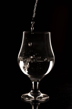 Kokteyl içecekleri, içki, şarap, cin, kokteyl karıştırıcı ve meyve dilimli bar malzemeleri, buz ve şişe. 