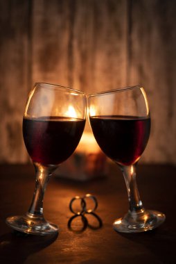 Kokteyl içecekleri, içki, şarap, cin, kokteyl karıştırıcı ve meyve dilimli bar malzemeleri, buz ve şişe. 