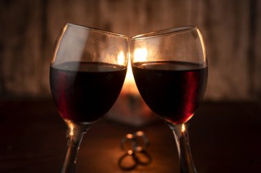 Kokteyl içecekleri, içki, şarap, cin, kokteyl karıştırıcı ve meyve dilimli bar malzemeleri, buz ve şişe. 