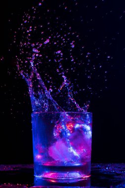 Kokteyl içecekleri, içki, şarap, cin, kokteyl karıştırıcı ve meyve dilimli bar malzemeleri, buz ve şişe. 