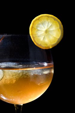 Kokteyl içecekleri, içki, şarap, cin, kokteyl karıştırıcı ve meyve dilimli bar malzemeleri, buz ve şişe. 