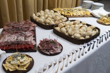 Açık büfe açık büfe yemek, soğuk yemekler, suşi, peynir, sosis çeşitli kanepe turşusu ürünleri. 