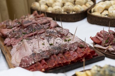 Açık büfe açık büfe yemek, soğuk yemekler, suşi, peynir, sosis çeşitli kanepe turşusu ürünleri. 