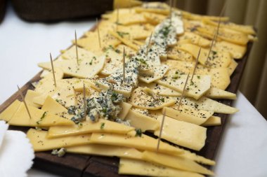 Açık büfe açık büfe yemek, soğuk yemekler, suşi, peynir, sosis çeşitli kanepe turşusu ürünleri. 