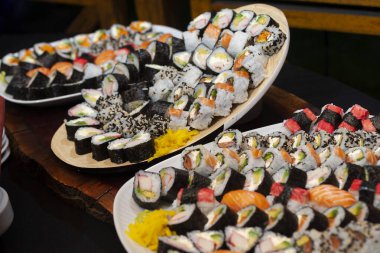 Açık büfe açık büfe yemek, soğuk yemekler, suşi, peynir, sosis çeşitli kanepe turşusu ürünleri. 