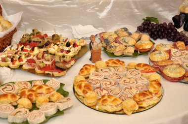 Açık büfe açık büfe yemek, soğuk yemekler, suşi, peynir, sosis çeşitli kanepe turşusu ürünleri. 