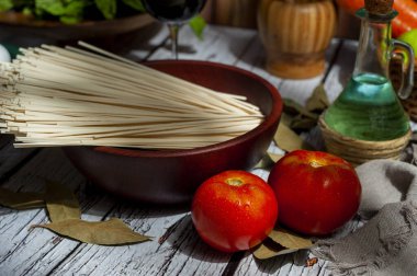 Tahta bir kasede kurutulmuş yumurta ve irmik eriştesi sebze yumurtaları ve baharatlar. 