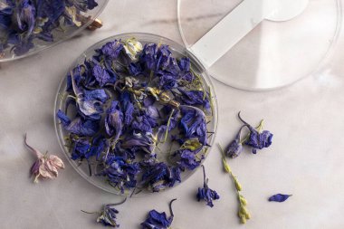 Çeşitli türlerdeki kurumuş çiçekler içecekler, hamur işleri ve kokteyller için kullanılabilir ve birçok renk süslemeye ve yemeye hazır. 