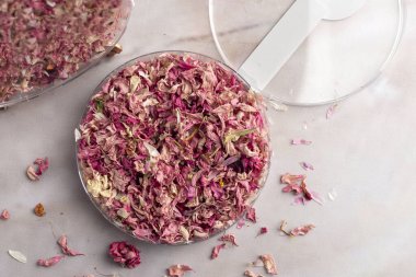 Çeşitli türlerdeki kurumuş çiçekler içecekler, hamur işleri ve kokteyller için kullanılabilir ve birçok renk süslemeye ve yemeye hazır. 