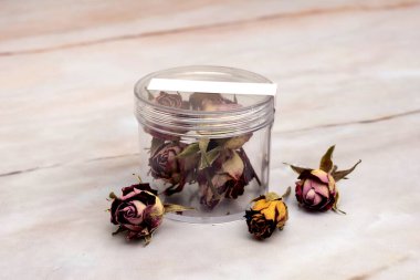 Çeşitli türlerdeki kurumuş çiçekler içecekler, hamur işleri ve kokteyller için kullanılabilir ve birçok renk süslemeye ve yemeye hazır. 