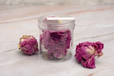 Çeşitli türlerdeki kurumuş çiçekler içecekler, hamur işleri ve kokteyller için kullanılabilir ve birçok renk süslemeye ve yemeye hazır. 