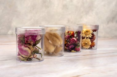 Çeşitli türlerdeki kurumuş çiçekler içecekler, hamur işleri ve kokteyller için kullanılabilir ve birçok renk süslemeye ve yemeye hazır. 