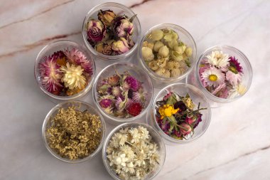 Çeşitli türlerdeki kurumuş çiçekler içecekler, hamur işleri ve kokteyller için kullanılabilir ve birçok renk süslemeye ve yemeye hazır. 