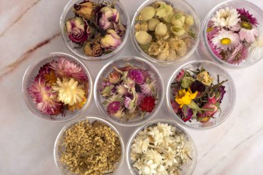 Çeşitli türlerdeki kurumuş çiçekler içecekler, hamur işleri ve kokteyller için kullanılabilir ve birçok renk süslemeye ve yemeye hazır. 