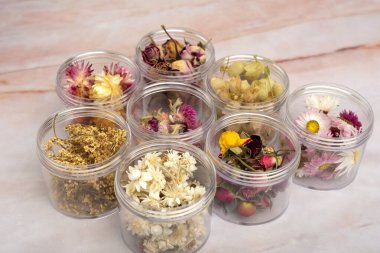 Çeşitli türlerdeki kurumuş çiçekler içecekler, hamur işleri ve kokteyller için kullanılabilir ve birçok renk süslemeye ve yemeye hazır. 