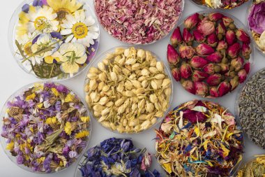 Çeşitli türlerdeki kurumuş çiçekler içecekler, hamur işleri ve kokteyller için kullanılabilir ve birçok renk süslemeye ve yemeye hazır. 