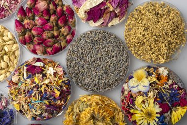 Çeşitli türlerdeki kurumuş çiçekler içecekler, hamur işleri ve kokteyller için kullanılabilir ve birçok renk süslemeye ve yemeye hazır. 