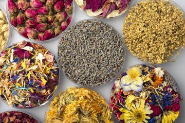 Çeşitli türlerdeki kurumuş çiçekler içecekler, hamur işleri ve kokteyller için kullanılabilir ve birçok renk süslemeye ve yemeye hazır. 