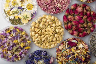 Çeşitli türlerdeki kurumuş çiçekler içecekler, hamur işleri ve kokteyller için kullanılabilir ve birçok renk süslemeye ve yemeye hazır. 