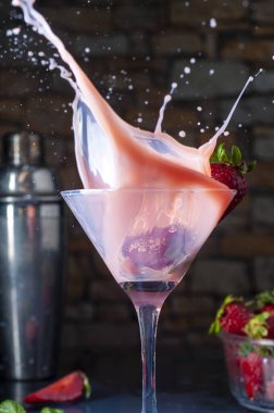 Bardaklar, bardaklar, bardaklar, bardaklar, bardaklar. Taze meyve portakallı, üzümlü, üzümlü, limonlu, alkollü meyve suyuyla birlikte havada su sıçratan içecekler. 