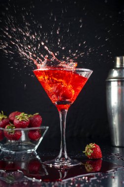 Bardaklar, bardaklar, bardaklar, bardaklar, bardaklar. Taze meyve portakallı, üzümlü, üzümlü, limonlu, alkollü meyve suyuyla birlikte havada su sıçratan içecekler. 