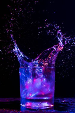 Bardaklar, bardaklar, bardaklar, bardaklar, bardaklar. Taze meyve portakallı, üzümlü, üzümlü, limonlu, alkollü meyve suyuyla birlikte havada su sıçratan içecekler. 