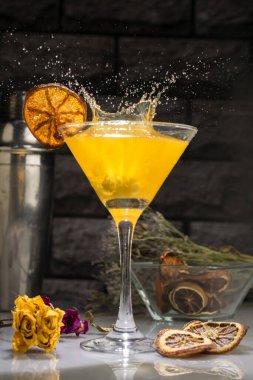 Bardaklar, bardaklar, bardaklar, bardaklar, bardaklar. Taze meyve portakallı, üzümlü, üzümlü, limonlu, alkollü meyve suyuyla birlikte havada su sıçratan içecekler. 